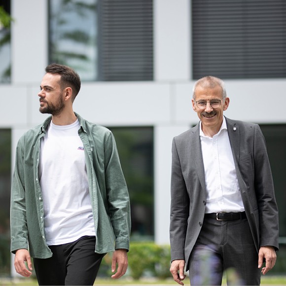 Zwei Personen vor Gebäude