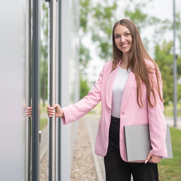 Person an Eingangstür