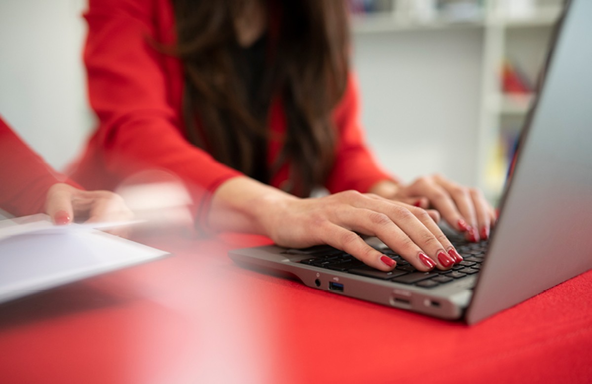 Person arbeitet an Laptop