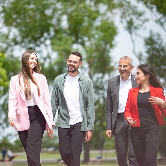 Gruppe aus Personen läuft auf Kamera zu