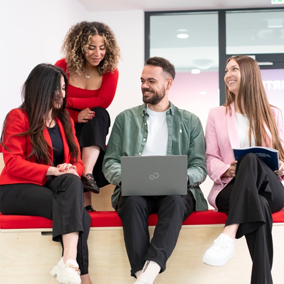 Vier Personen im Gespräch