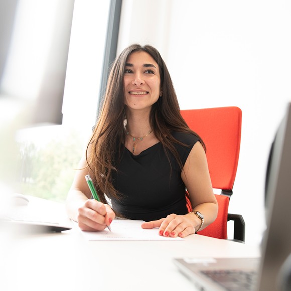 Person an Schreibtisch