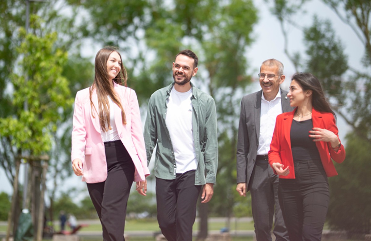 Vier Mitarbeitende gehend auf der Straße