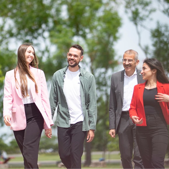 Vier Mitarbeitende gehend auf der Straße